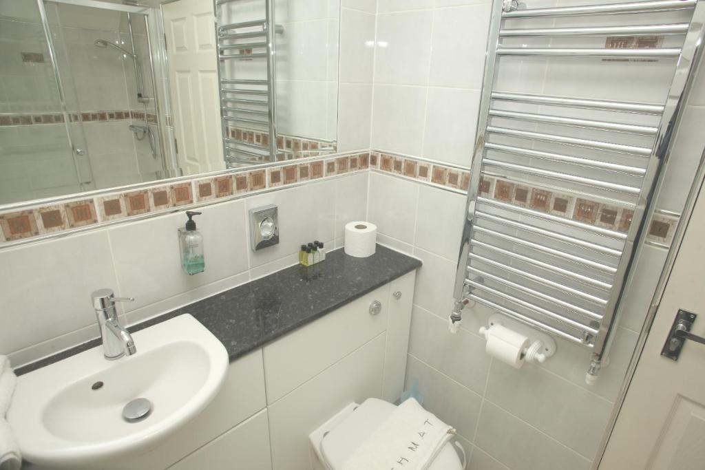 Cliff Lawn Hotel Leeds  Room photo