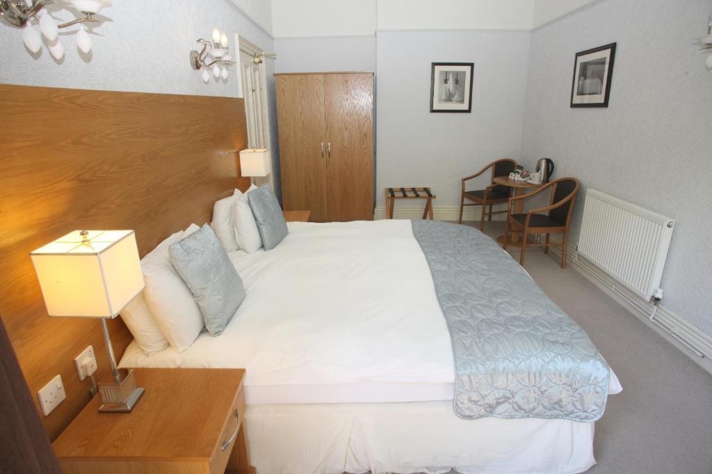 Cliff Lawn Hotel Leeds  Room photo