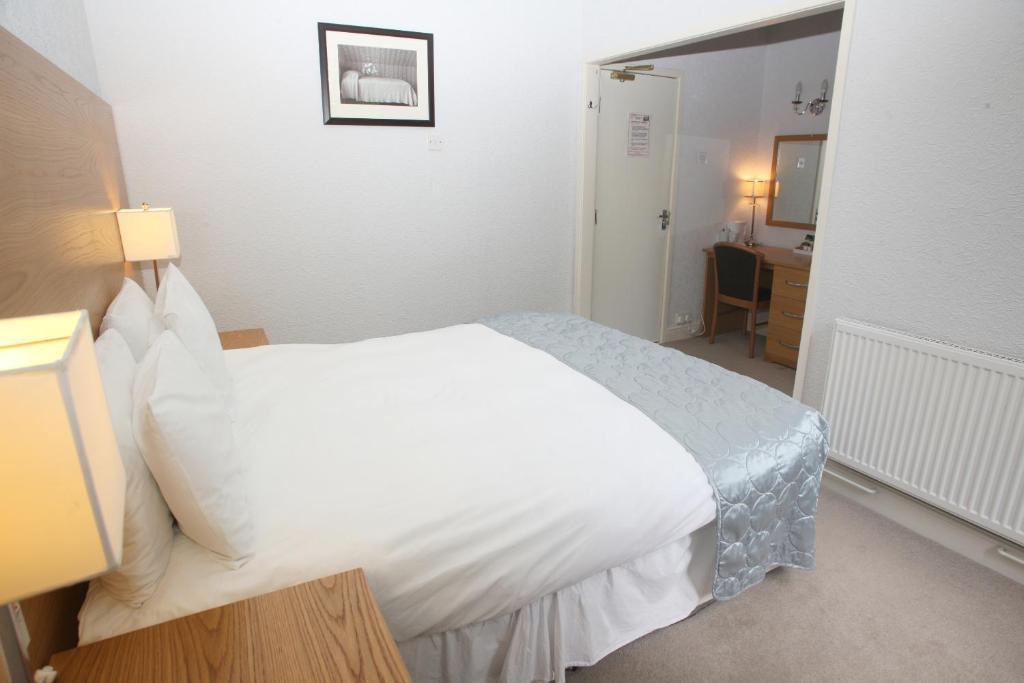 Cliff Lawn Hotel Leeds  Room photo